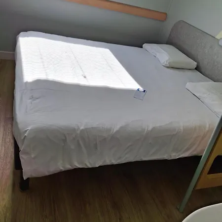 Privee Avec Lit Double Et Sanitaires Et Tv Mural Frühstückspension *