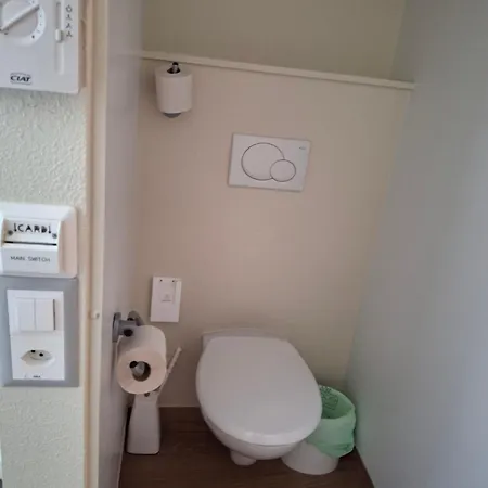 Privee Avec Lit Double Et Sanitaires Et Tv Mural Frühstückspension *